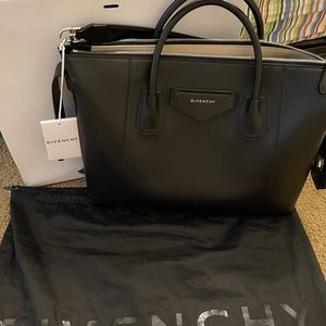 Givenchy New Soft Antigona (Medium)